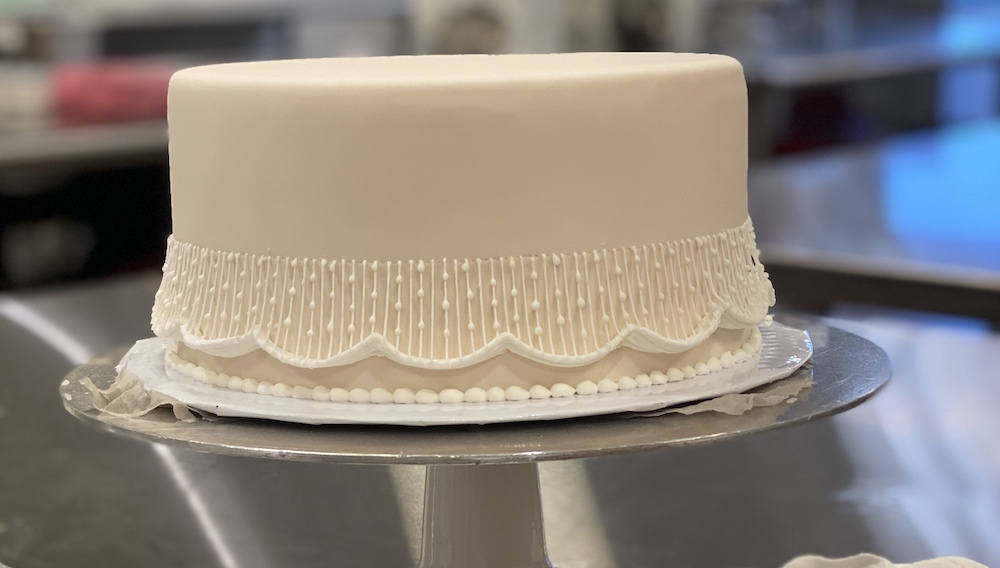 cake with string work piping (1)