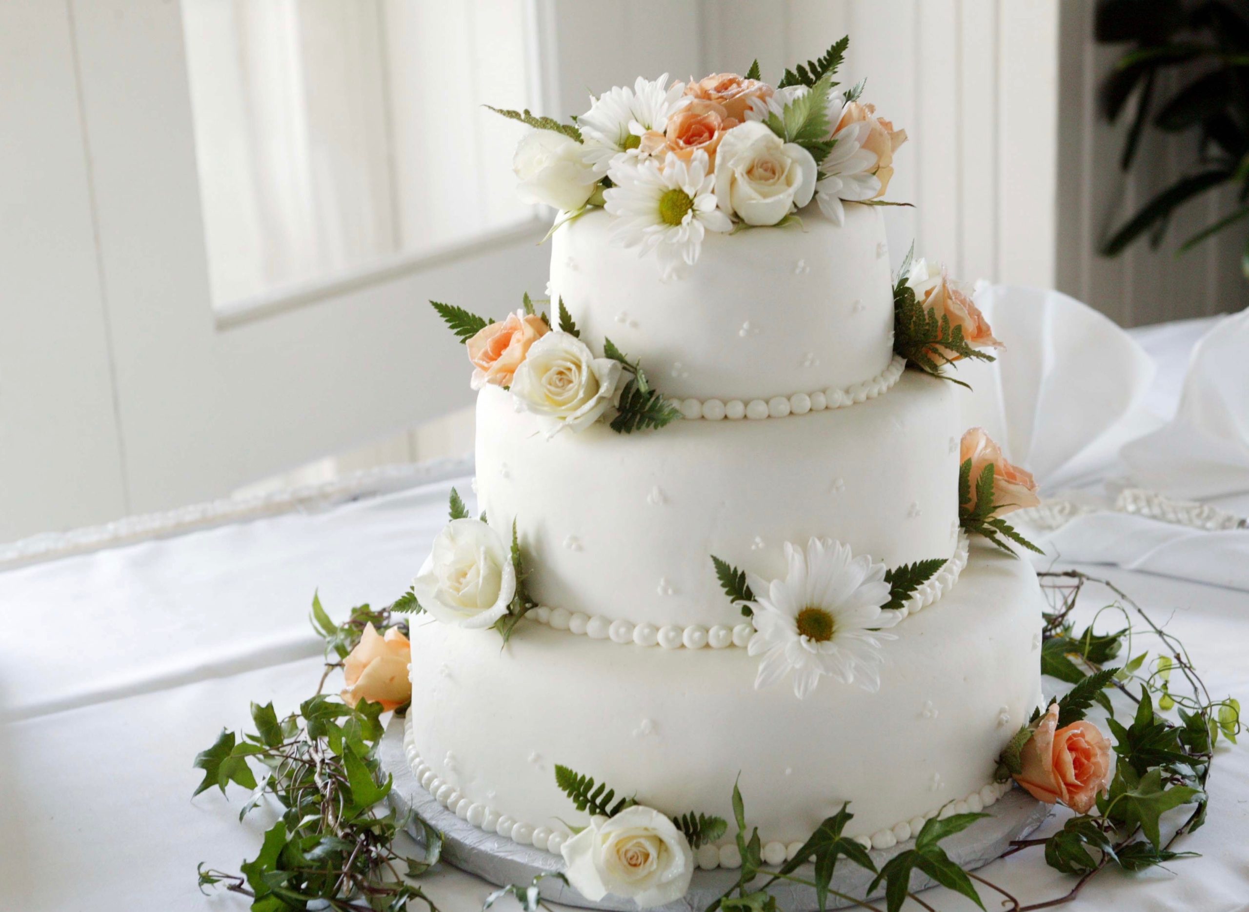 A Guide To Wedding Cake Prices & Costs